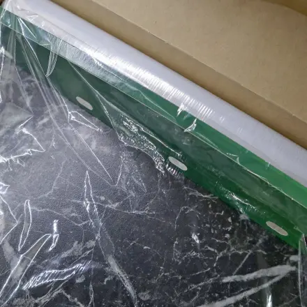 Frischhaltefolie klebt am Wandrollenhalter