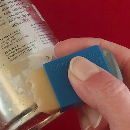 Aufkleberreste mit Radiergummi entfernen