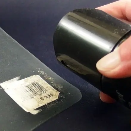 Aufkleberreste mit Haarspray entfernen