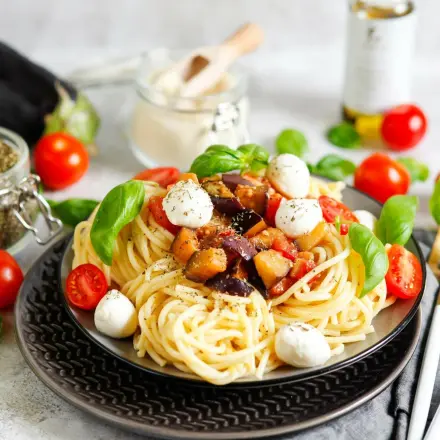 Spaghetti mit Auberginen, Tomaten und Mozzarella
