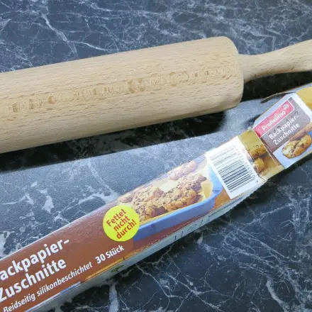 Teig ausrollen auf Backpapier