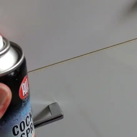 Kleine Kratzer in Kunststoff mit Cockpitspray entfernen