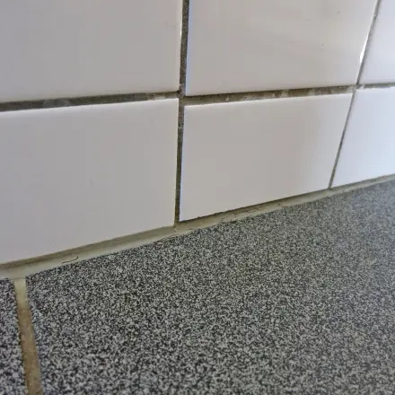 Glänzende Steinfußböden mit Parkettreiniger