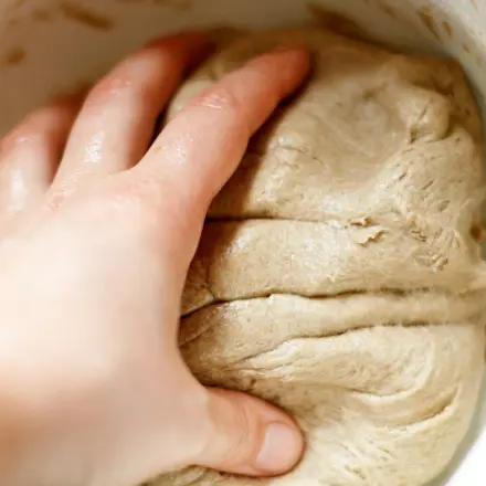 Hefeteig kneten ohne zu kleben