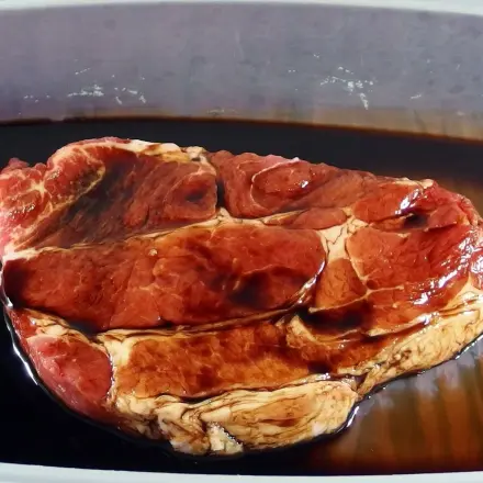 Fleisch zart machen mit Sojasoße