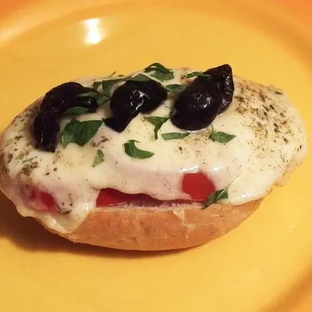 Tomaten Mozzarella Crostini
