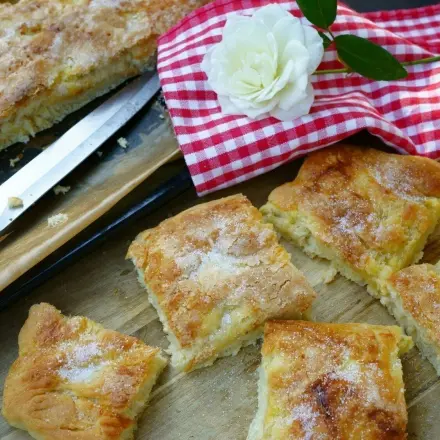 Zuckerkuchen aus Hefeteig