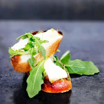 Bruschetta mit Rucola und Ziegenkäse