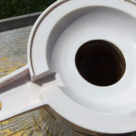 Gerüche in Thermoskannen mit Edelstahlseife entfernen