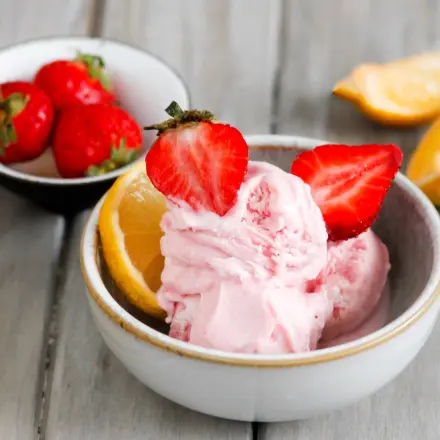 Erdbeereis aus der Eismaschine