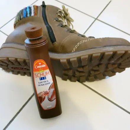 Wildlederschuhe schwärzen und in Glattleder verwandeln