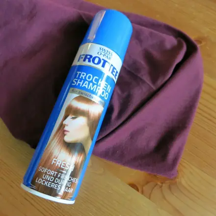 Fettflecken aus Klamotten mit Trockenshampoo entfernen