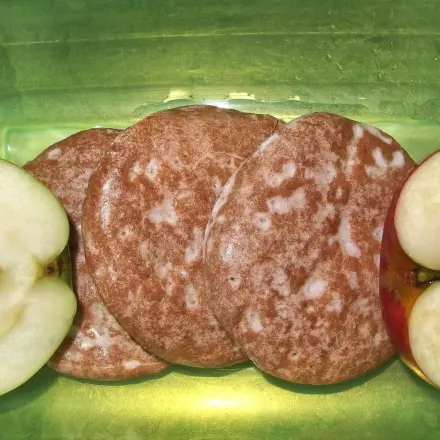 Lebkuchen bleibt frisch und weich mit einem Apfel