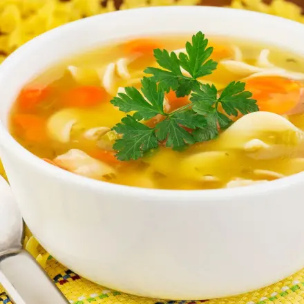 Gegrillte Hähnchenschenkel - Suppe inklusive