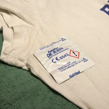 Gebissreiniger gegen Achselschweißflecken in T-Shirts