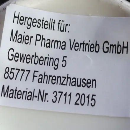 Aufkleber mit kosmetischem Haarwasser entfernen