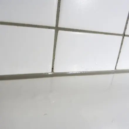 Vorsicht bei Fliesenfugen bei Kalkentfernern auf Säurebasis