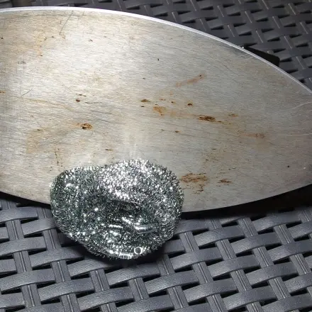 Bügeleisen reinigen mit Stahlwolle