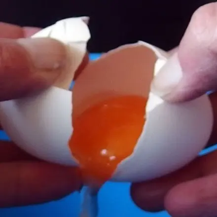 Eier aufschlagen, "prüfen" & trennen for Dummies