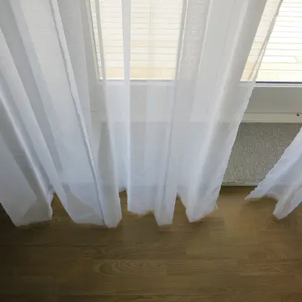 Ölfleck in Gardinen mit Handwaschpaste entfernen