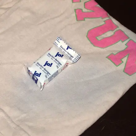 Kaffeeflecken aus T-Shirts mit Spülmaschinentabs entfernen