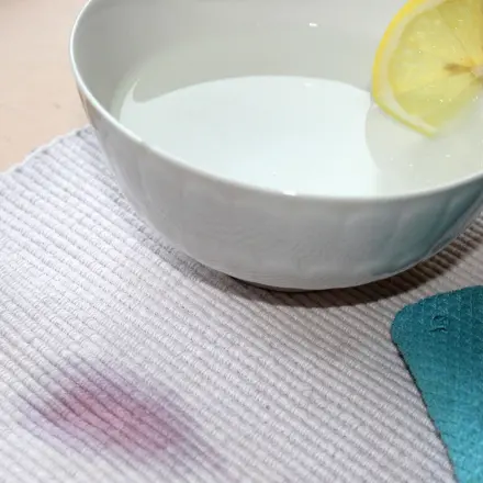 Kirschflecken mit heißem Wasser & Zitronenwasser entfernen