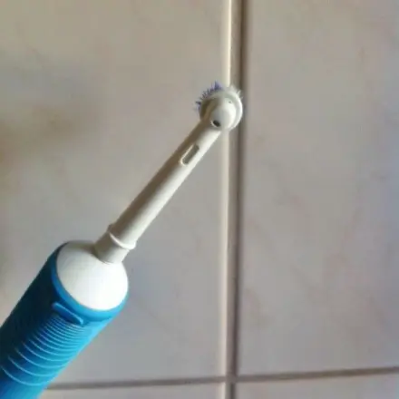 Badfugen ohne Kraftanstrengung mit elektrischer Zahnbürste reinigen