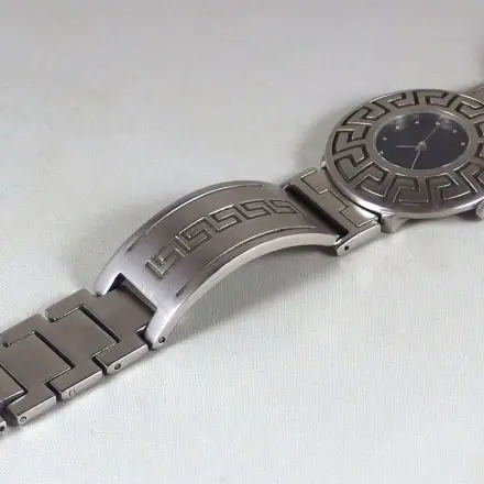 Uhrenarmband aus Metall mit Zahnpasta & Zahnbürste reinigen