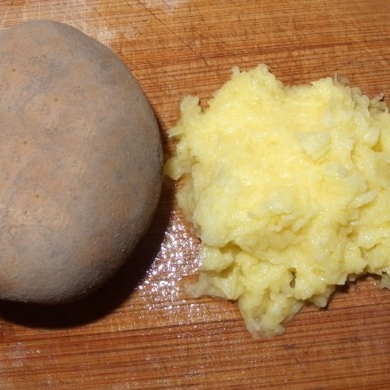 Rohe Kartoffeln für Klöße mühelos reiben