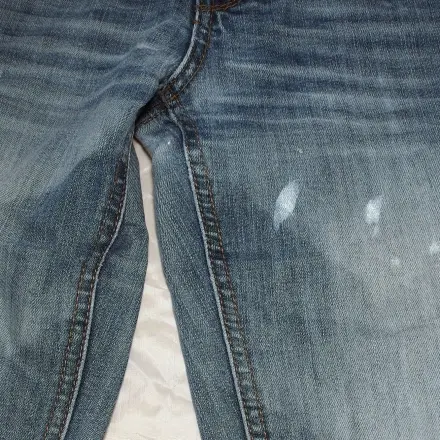 Farbspritzer auf Jeans