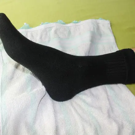 Gut schlafen, trotz Hitze - mit nassen Baumwollsocken