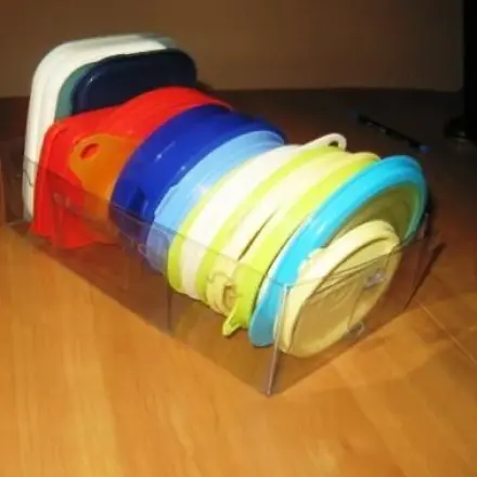 Viele kleine Plastikdeckel schön ordentlich sortiert