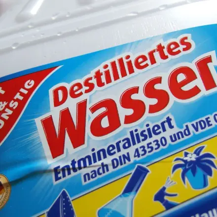 Flecken auf Microfaserbezügen mit destilliertem Wasser reinigen