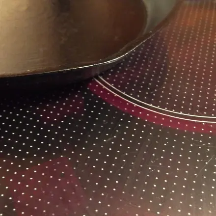 Glänzendes Glaskeramikfeld mit Autopolitur