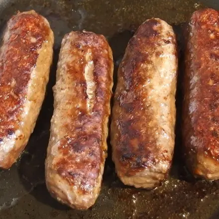 Cevapcici gleichmäßig formen