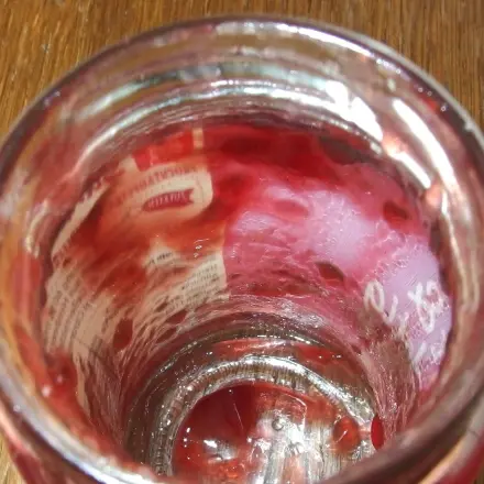 Entfernen von Resten aus Nougat- oder/und Marmeladengläsern