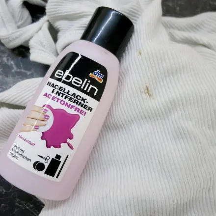 Nagellackentferner gegen Harzflecken