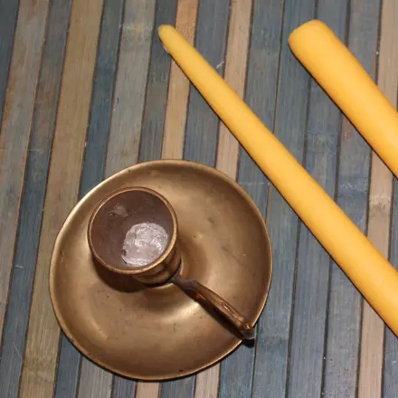 Kerzenständer im Backofen von Wachs befreien