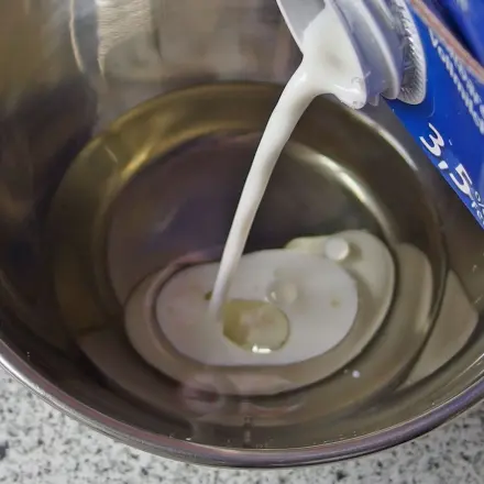 Weiche Hände und Nägel mit Milch und Olivenöl