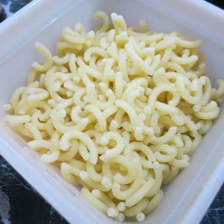 Nudeln kochen im Siebservierer