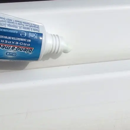 Weiße Fensterrahmen mit Zahncreme reinigen