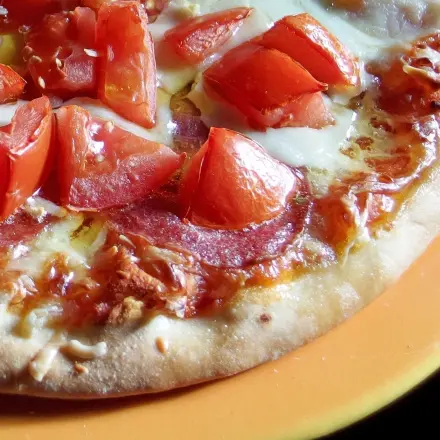 Pizzateig dünn ausrollen ohne Nudelholz