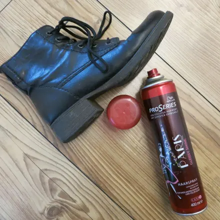 Schneller Leder-Schuhglanz durch Haarspray zwischendurch