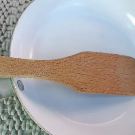 Angebranntes mit Holzschaber lösen