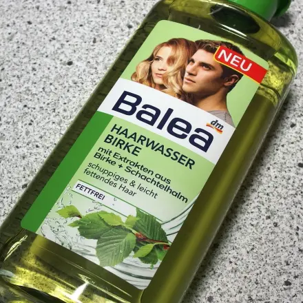 Spiegel putzen mit Haarwasser