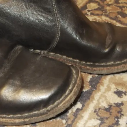 Weiße Flecken auf Kunstlederstiefel durch Imprägnierspray