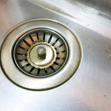 Abflusssieb in der Küche mit Backofenspray reinigen
