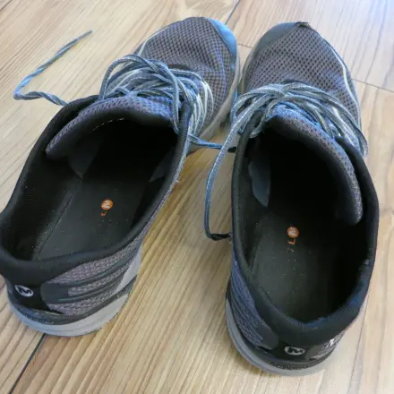 Keine abfärbenden Schuhe mit Brennspiritus