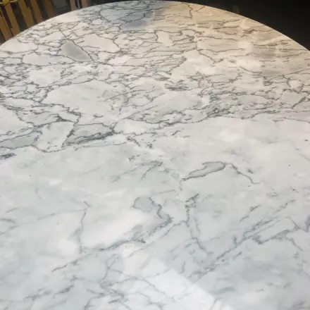 Säureschäden auf Marmor mit Nassschleifpapier beheben