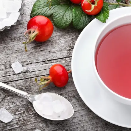 Hagebuttentee gegen Halsschmerzen bei Kleinkindern